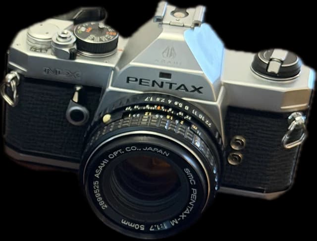 Một máy ảnh phim 35mm màu bạc với ống kính 50mm